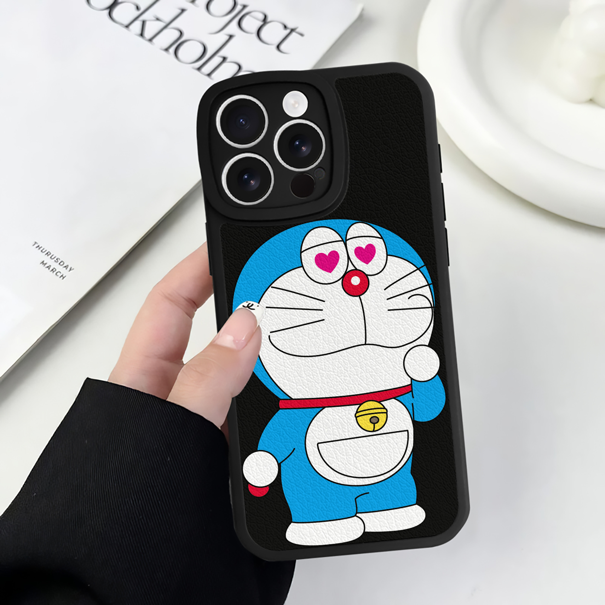（画像用） ドラえもん Doraemon 【iPhone 16シリーズ対応】シリコンスマホケース（レザー調） 材質：シリコン